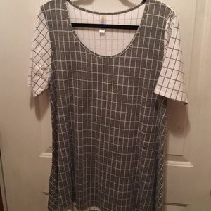 Beautiful Lularoe Perfect T in size Large.